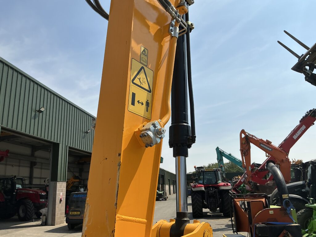JCB 140X LC Digger (ST26210)
