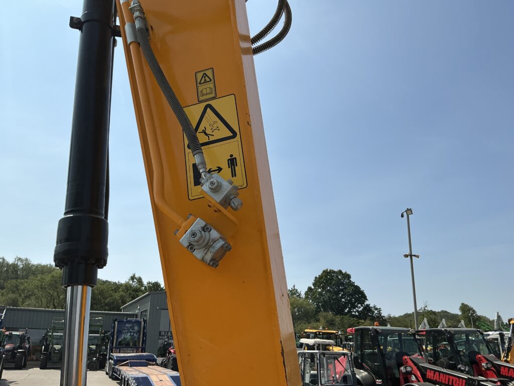 JCB 140X LC Digger (ST26210)
