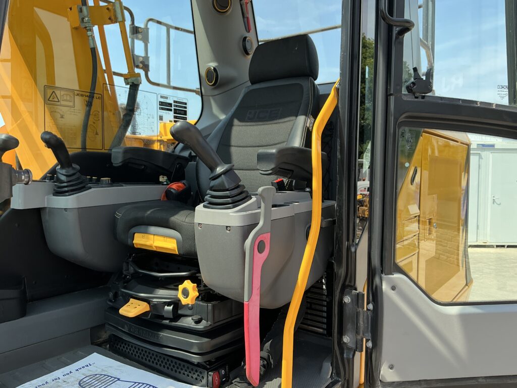 JCB 140X LC Digger (ST26210)