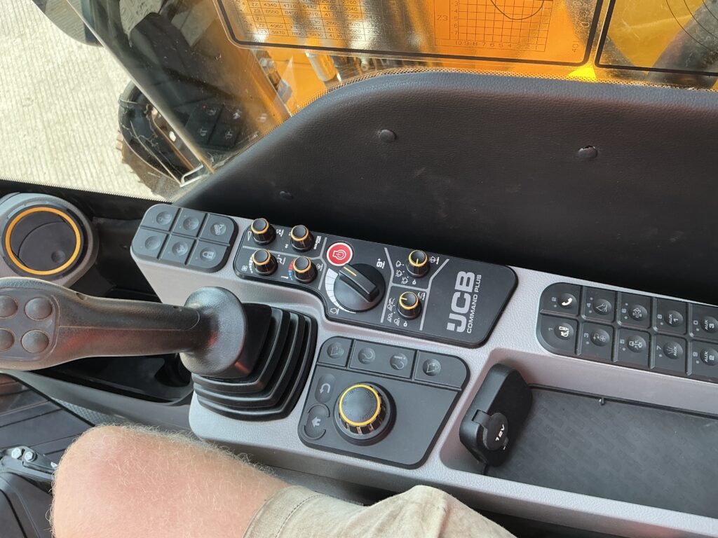 JCB 140X LC Digger (ST26210)