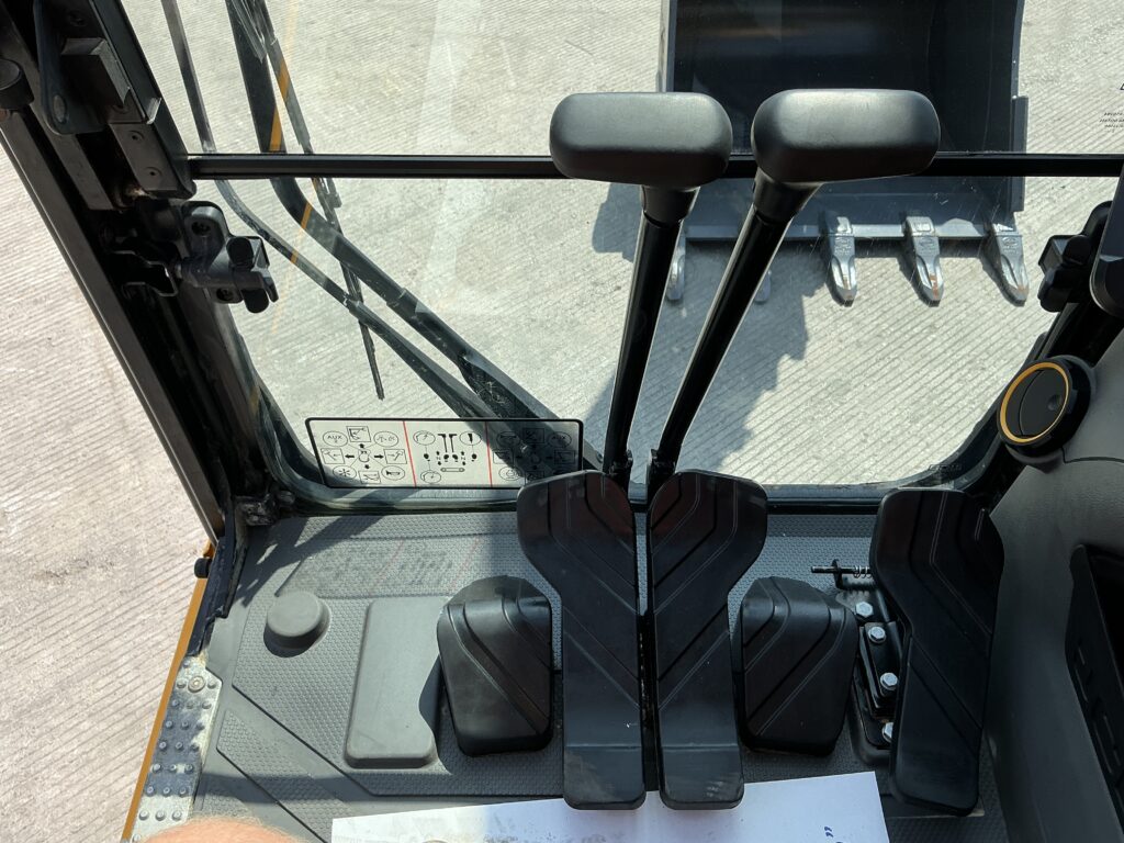 JCB 140X LC Digger (ST26210)