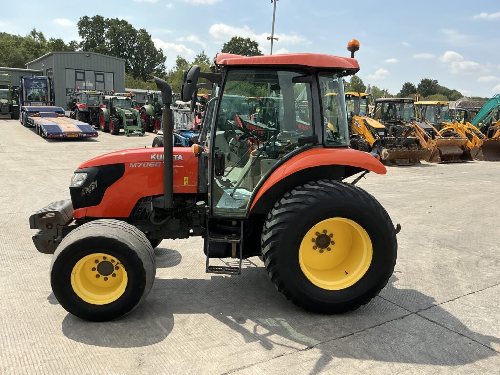 Kubota M7060 Hydraulic Shuttle Tractor (ST25809)