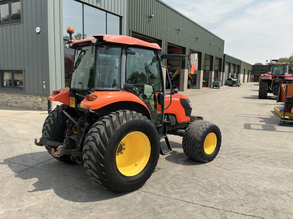 Kubota M7060 Hydraulic Shuttle Tractor (ST25809)