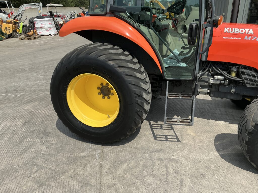 Kubota M7060 Hydraulic Shuttle Tractor (ST25809)