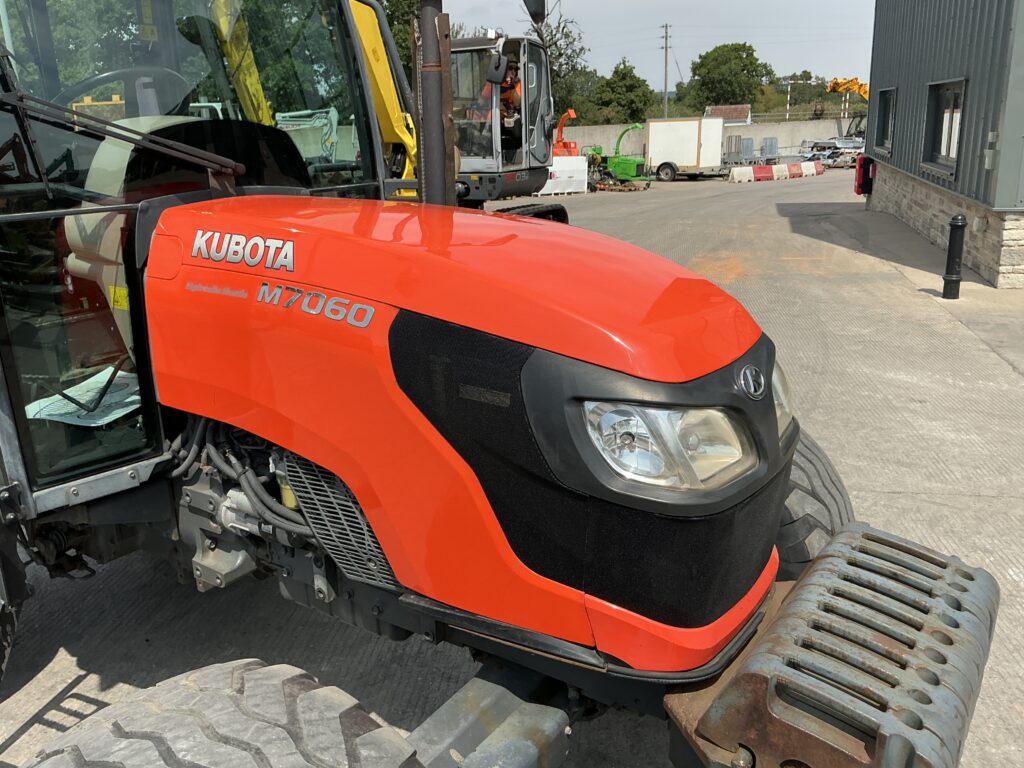 Kubota M7060 Hydraulic Shuttle Tractor (ST25809)