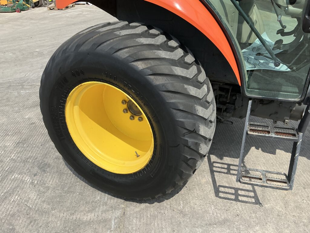 Kubota M7060 Hydraulic Shuttle Tractor (ST25809)