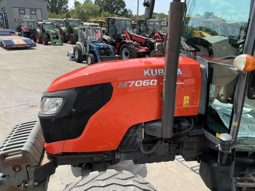 Kubota M7060 Hydraulic Shuttle Tractor (ST25809)