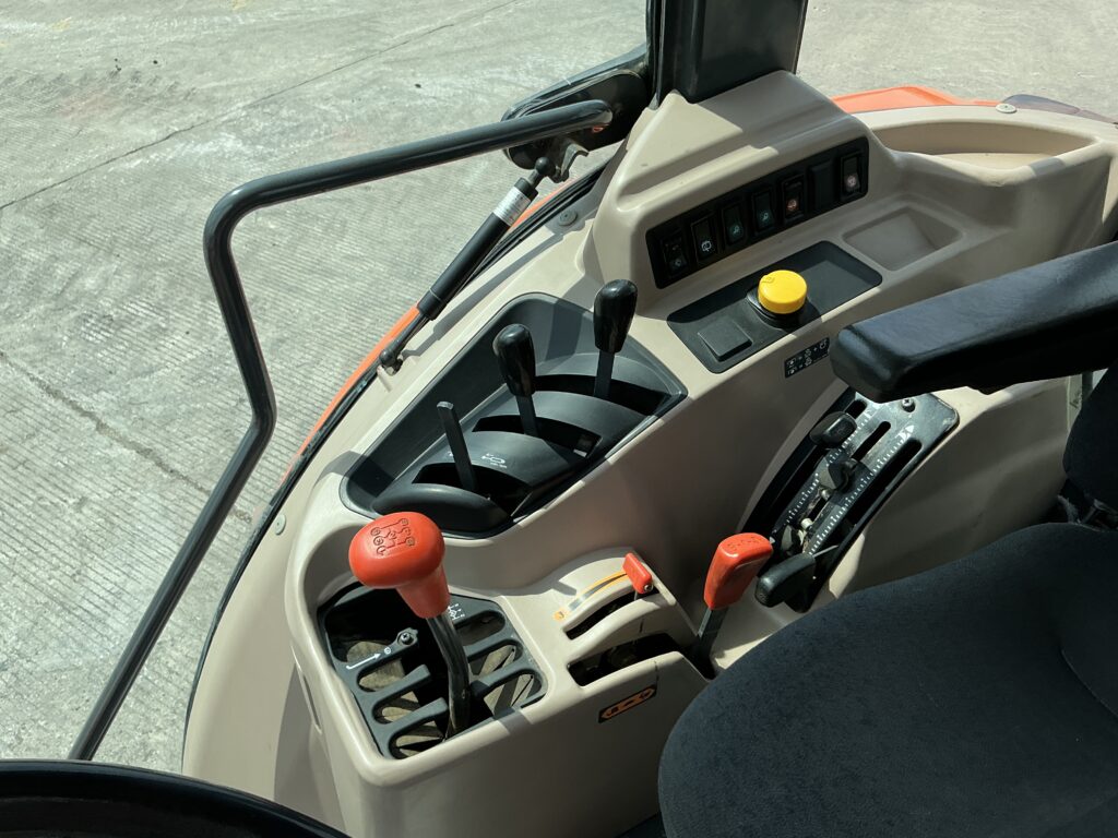 Kubota M7060 Hydraulic Shuttle Tractor (ST25809)