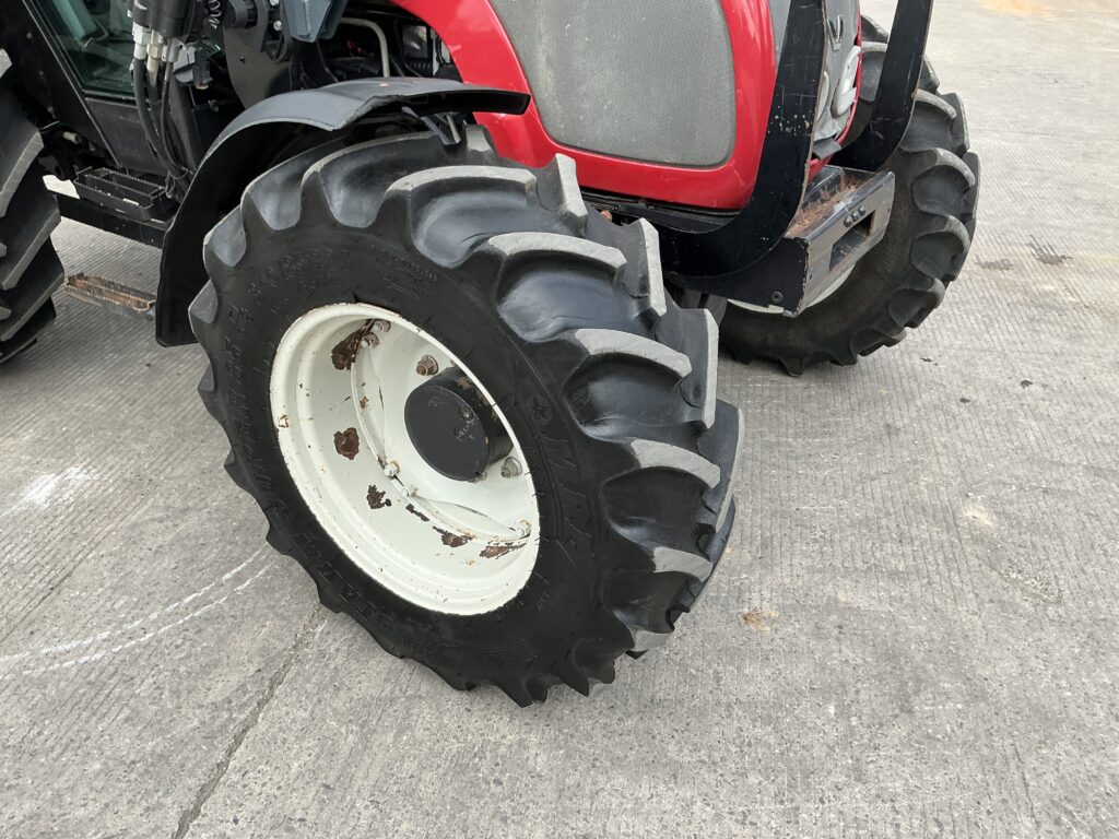 Valtra A92 Tractor (ST25491)