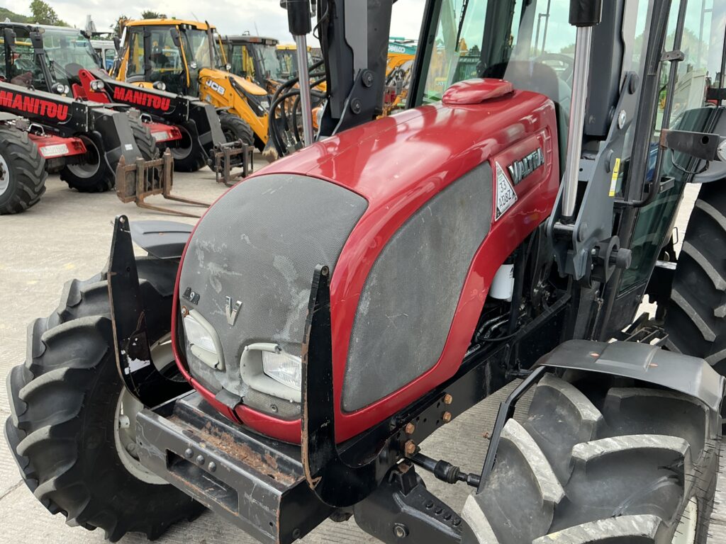 Valtra A92 Tractor (ST25491)