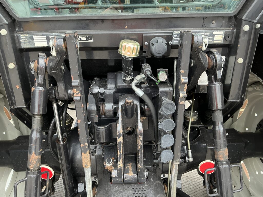 Valtra A92 Tractor (ST25491)