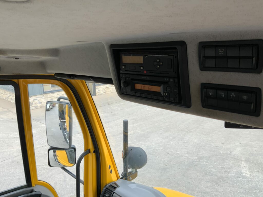 Mercedes-Benz Unimog U318 (ST25547)