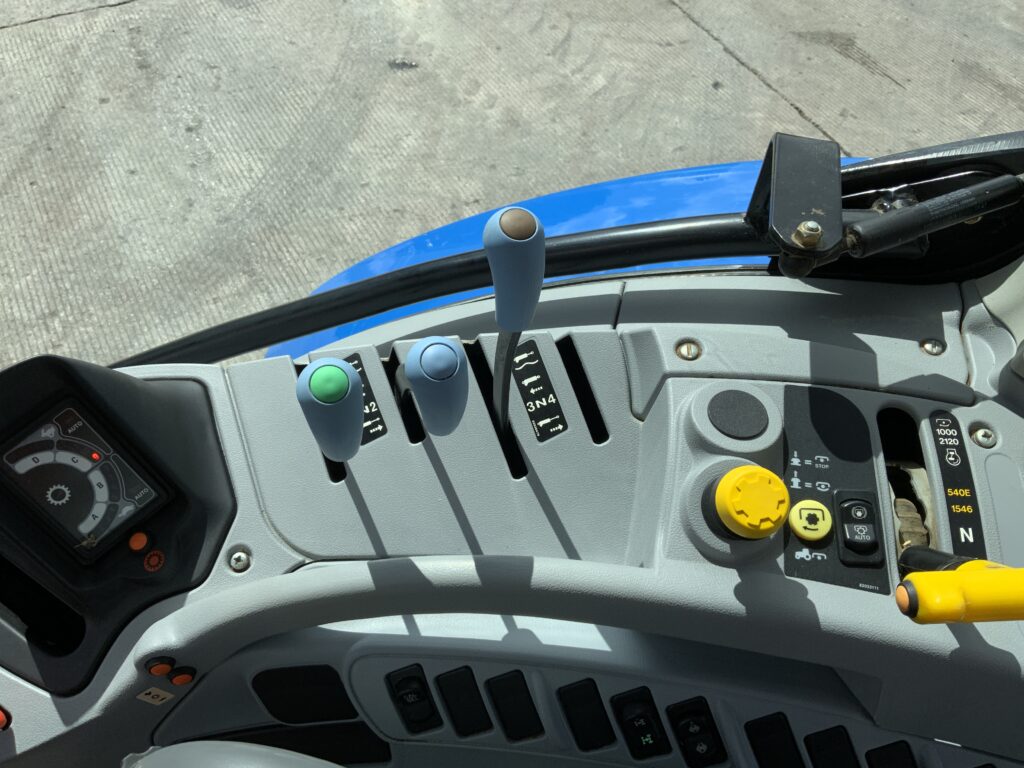 New Holland T6020 Tractor (ST27364)