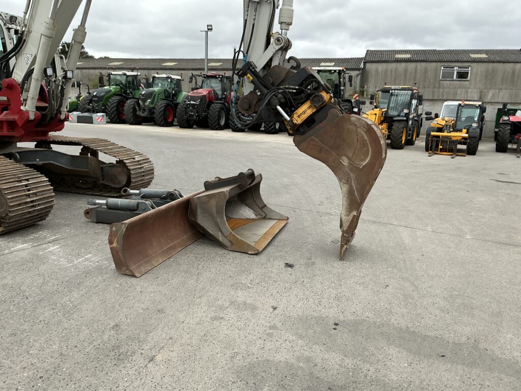 Takeuchi TB2150 C/W Engcon Tiltrotor Digger (ST27032)