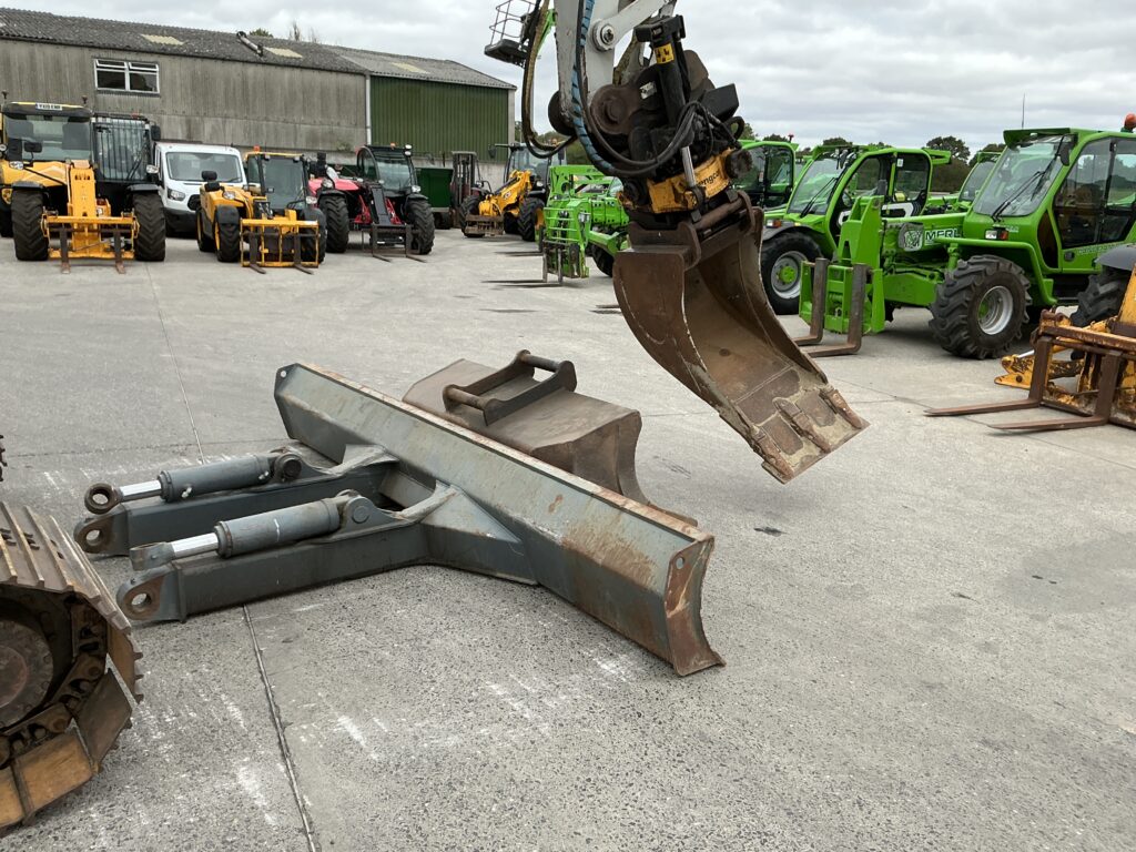 Takeuchi TB2150 C/W Engcon Tiltrotor Digger (ST27032)
