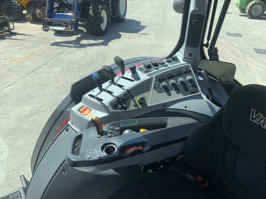 Valtra N154 Active Tractor (ST27062)