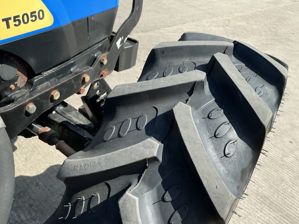 New Holland T5050 Tractor (ST27259)