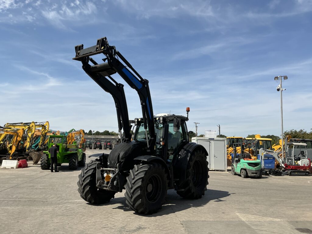 Valtra N174 Unlimited Tractor (ST27280)