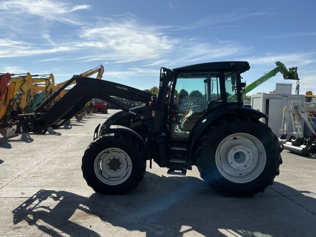 Valtra G135 Hi Tech Tractor (ST27315)