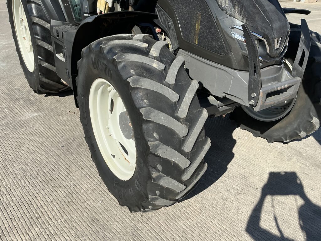 Valtra G135 Hi Tech Tractor (ST27315)