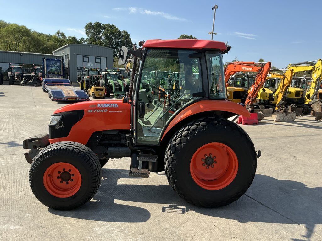 Kubota M7040 Hydraulic Shuttle Tractor (ST27188)
