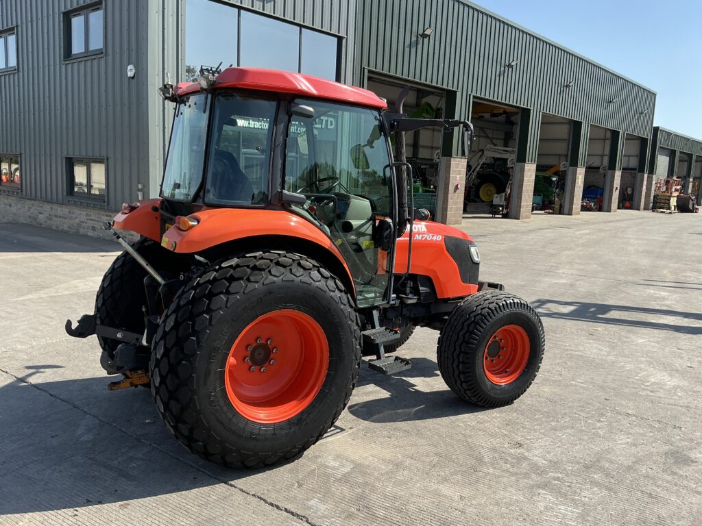 Kubota M7040 Hydraulic Shuttle Tractor (ST27188)