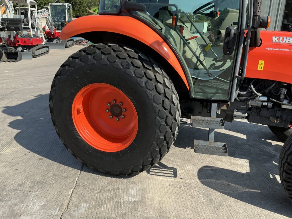 Kubota M7040 Hydraulic Shuttle Tractor (ST27188)