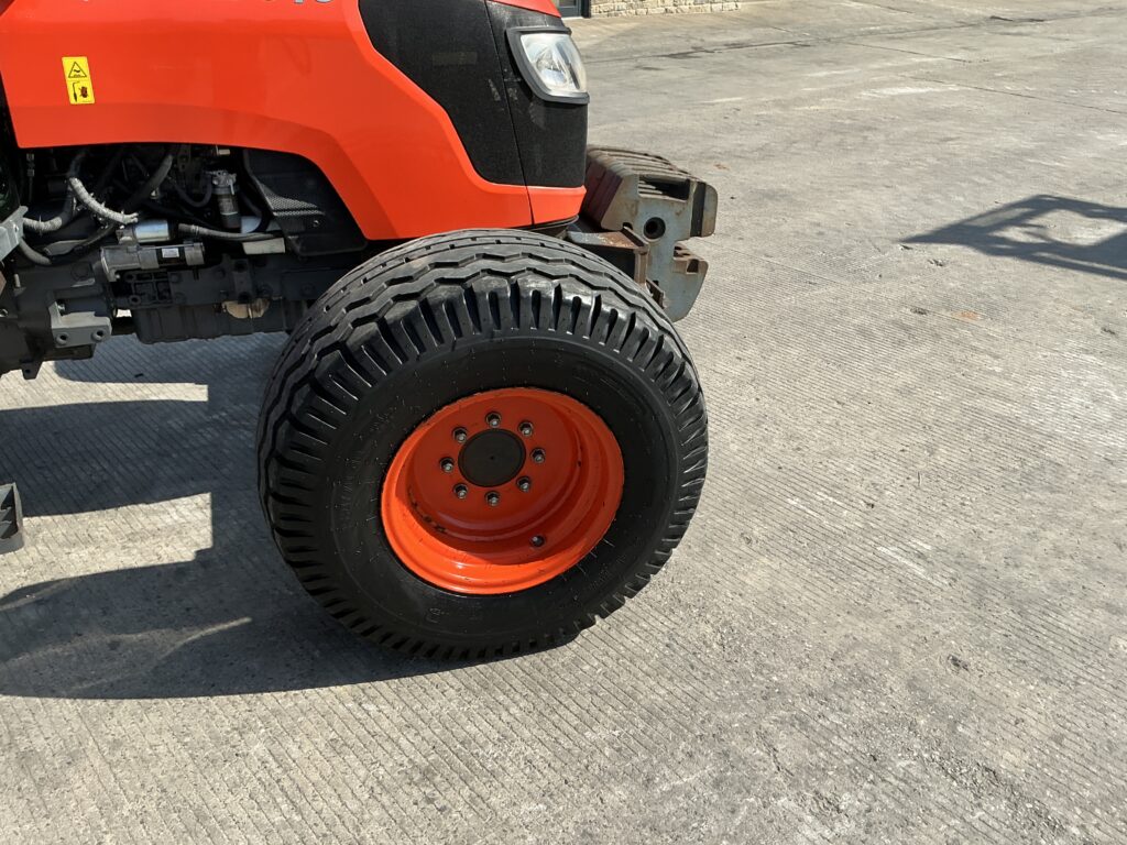 Kubota M7040 Hydraulic Shuttle Tractor (ST27188)