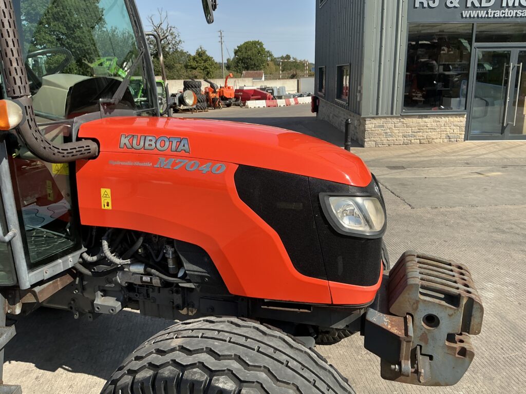 Kubota M7040 Hydraulic Shuttle Tractor (ST27188)