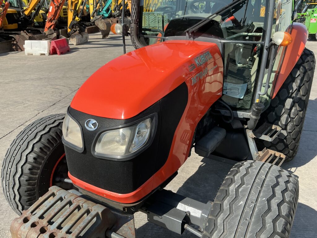 Kubota M7040 Hydraulic Shuttle Tractor (ST27188)
