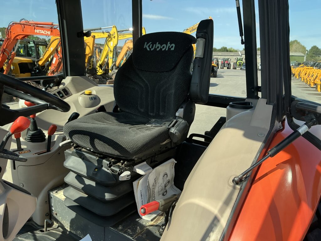 Kubota M7040 Hydraulic Shuttle Tractor (ST27188)