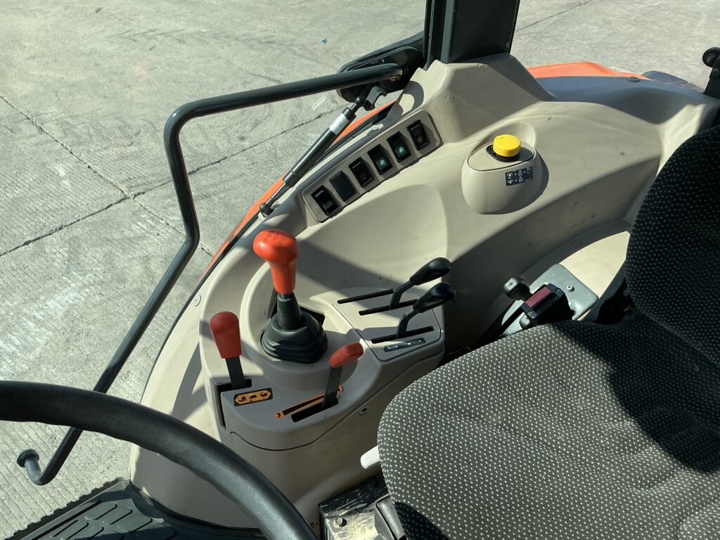 Kubota M7040 Hydraulic Shuttle Tractor (ST27188)