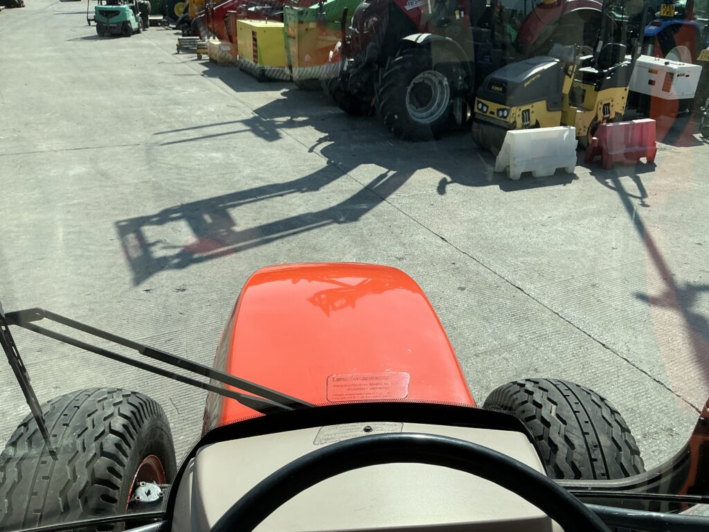 Kubota M7040 Hydraulic Shuttle Tractor (ST27188)