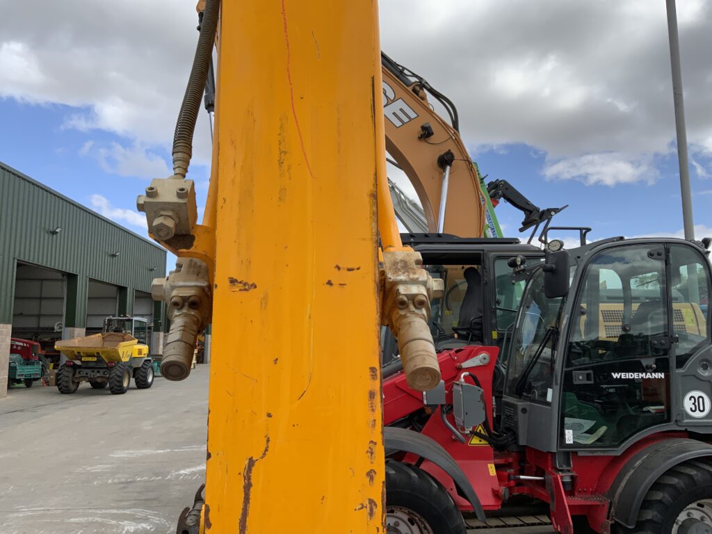 JCB 140X LC Digger (ST26378)