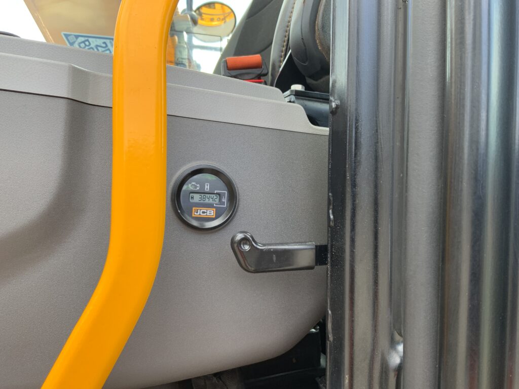 JCB 140X LC Digger (ST26378)