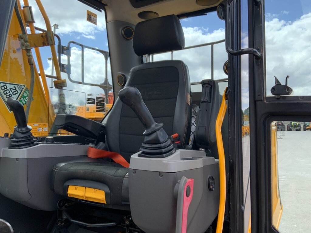 JCB 140X LC Digger (ST26378)