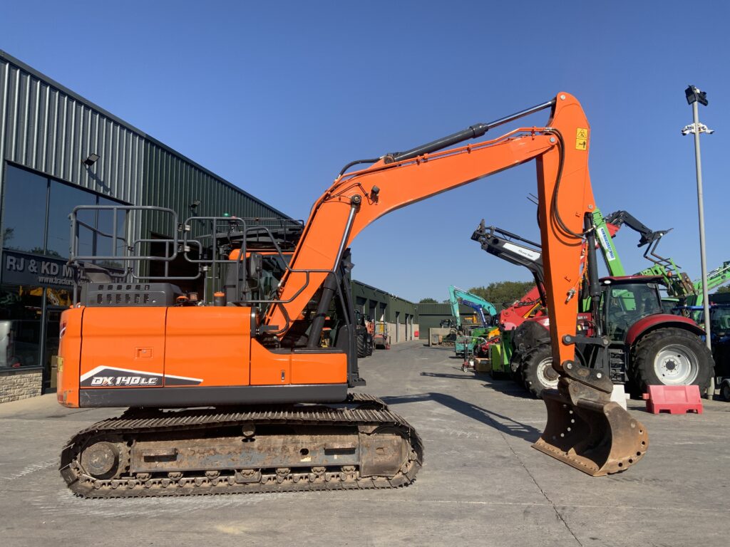 Doosan DX140 LC-7 Digger (ST27283)