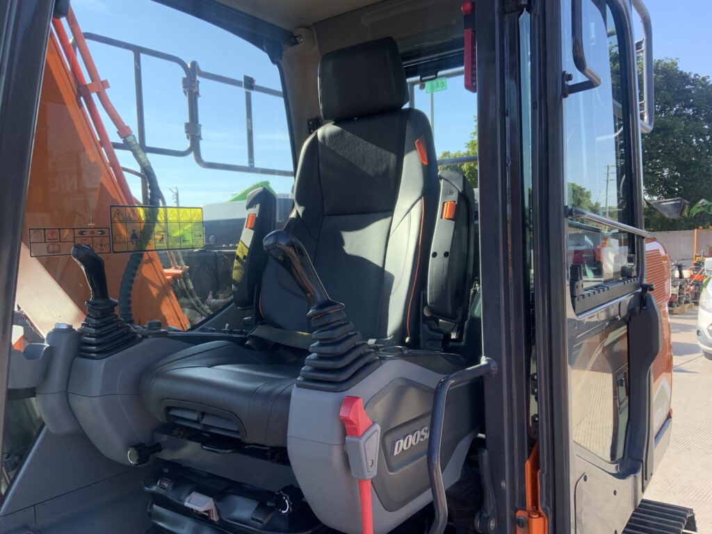 Doosan DX140 LC-7 Digger (ST27283)