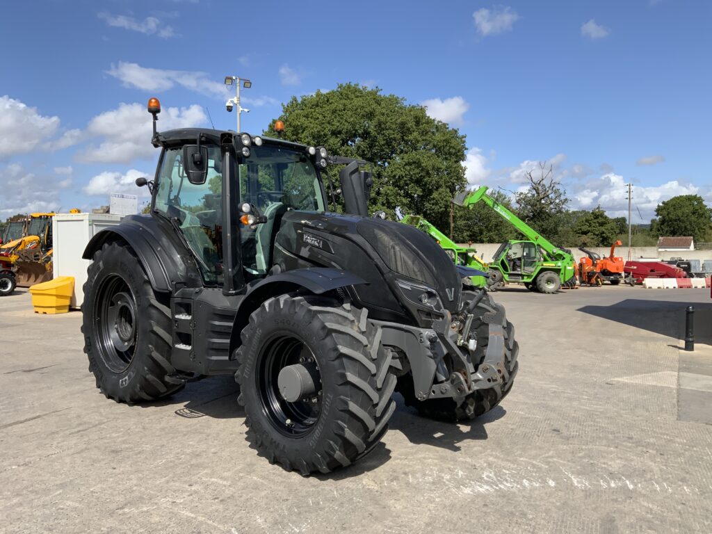 Valtra T214 Versu Unlimited Tractor (ST27245)