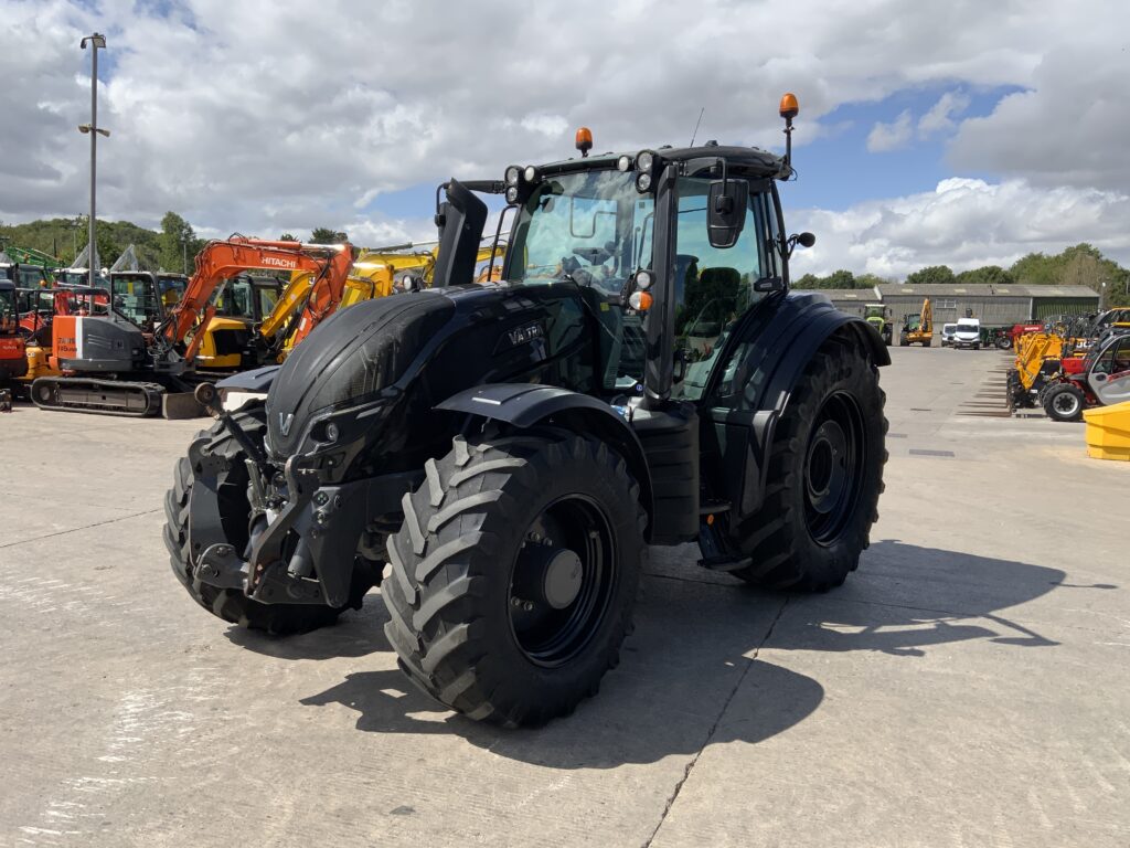 Valtra T214 Versu Unlimited Tractor (ST27245)