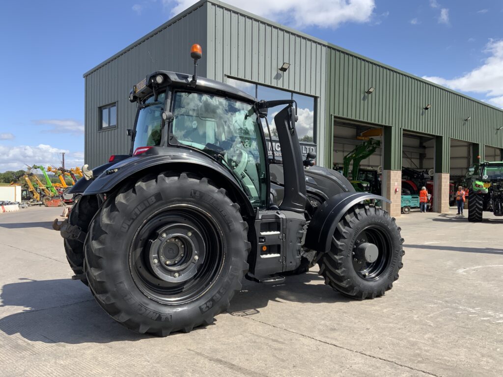 Valtra T214 Versu Unlimited Tractor (ST27245)