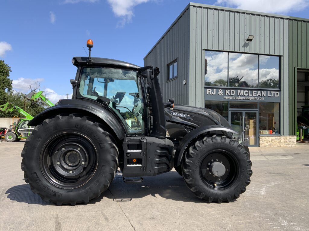 Valtra T214 Versu Unlimited Tractor (ST27245)