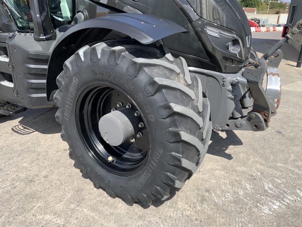 Valtra T214 Versu Unlimited Tractor (ST27245)