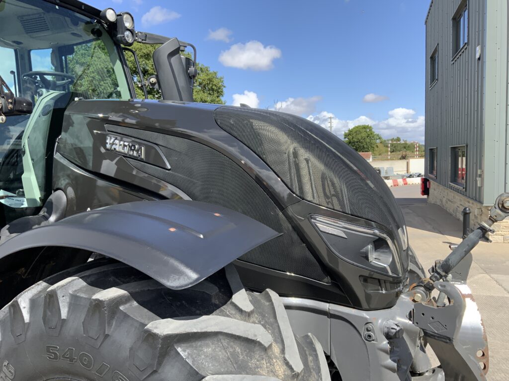 Valtra T214 Versu Unlimited Tractor (ST27245)