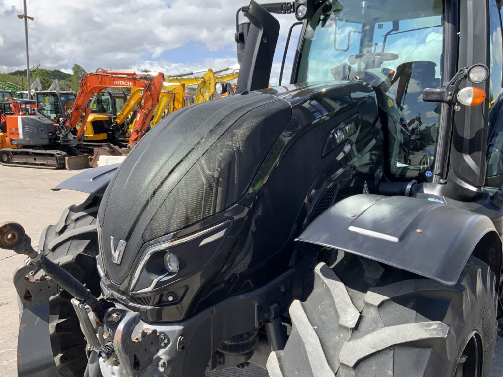 Valtra T214 Versu Unlimited Tractor (ST27245)