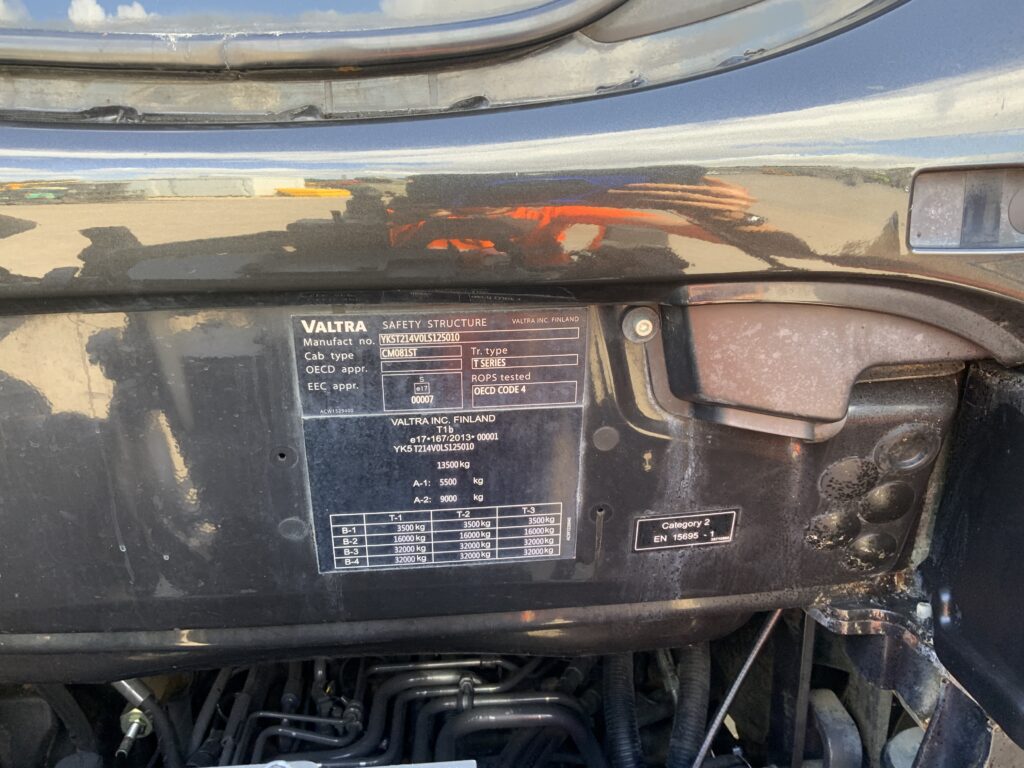 Valtra T214 Versu Unlimited Tractor (ST27245)