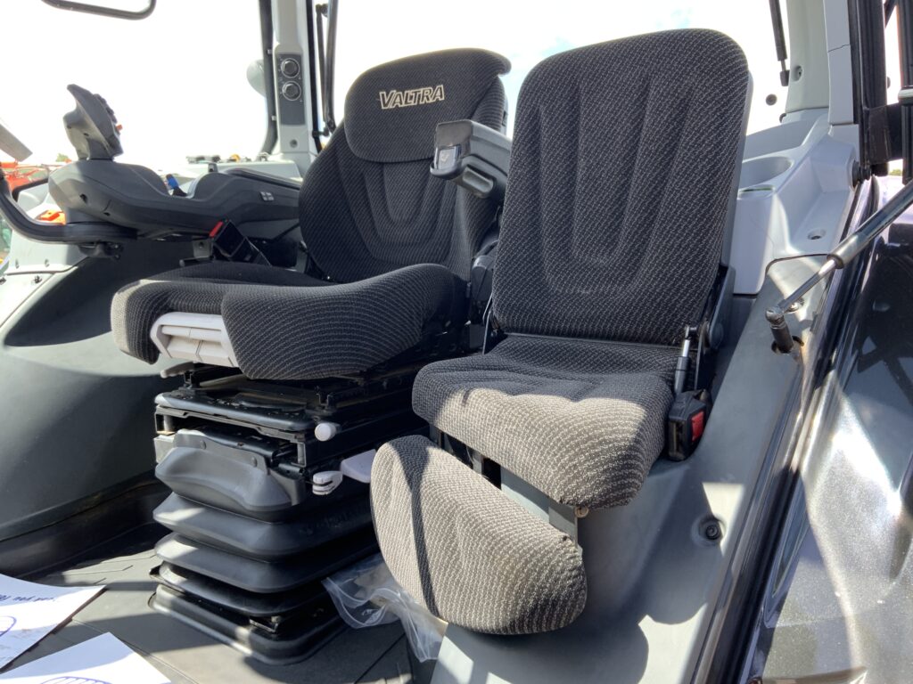 Valtra T214 Versu Unlimited Tractor (ST27245)