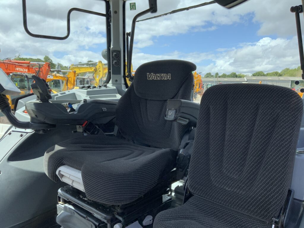 Valtra T214 Versu Unlimited Tractor (ST27245)