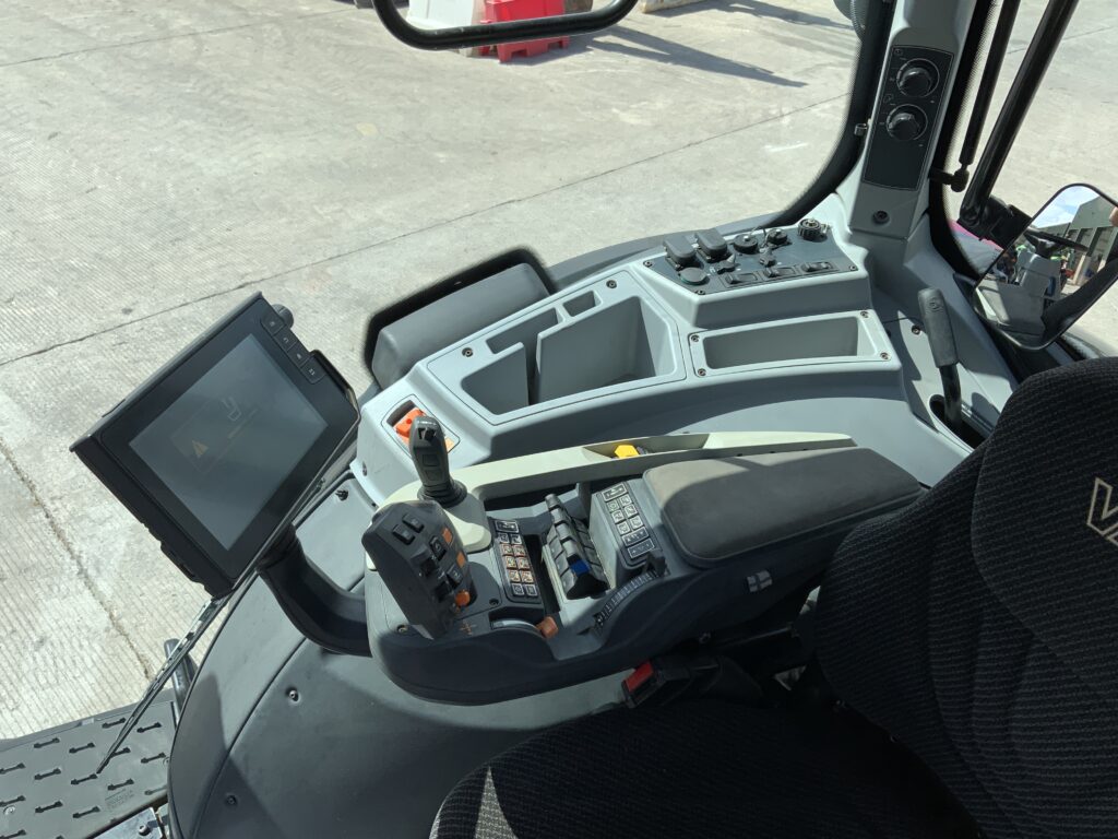 Valtra T214 Versu Unlimited Tractor (ST27245)