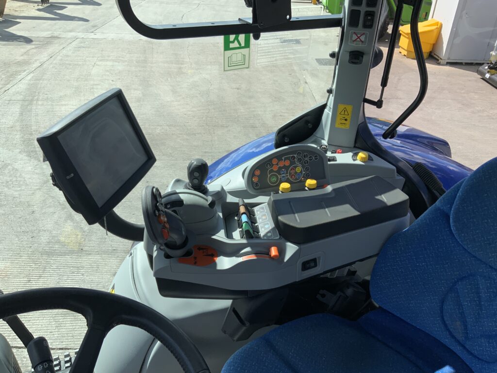 New Holland T7.270 Blue Power Tractor (ST27180)